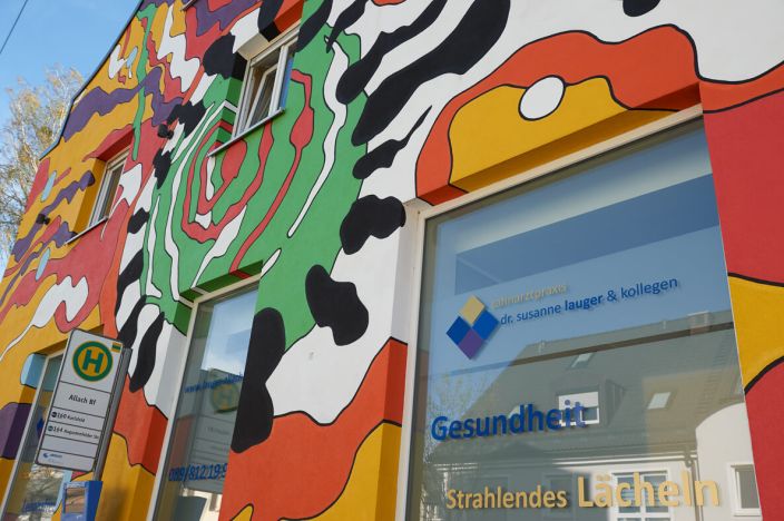 „Buntes Haus“ am Oertelplatz 3 - <em>Dr. Susanne</em> <strong>Lauger</strong>